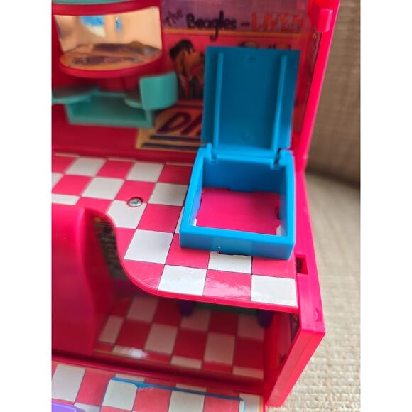 Vintage 1995 Galoob Mini Pound Puppies Diner Compact Playset w/ 2 figures - Picture 3 of 5